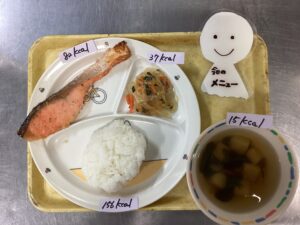 ごはん・鮭のパン粉焼き・春雨のごま酢和え・すまし汁
