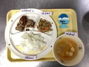 ごはん・ひじき入り中華揚げ団子・もやしの甘酢和え・豆腐スープ