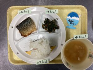ごはん・鯖のカレー焼き・磯和え・鶏肉とキャベツのスープ