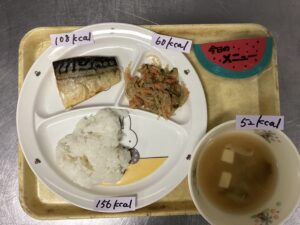 ごはん・鯖のカレー焼き・華風サラダ・味噌汁