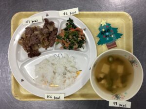 ごはん・グリルビーフ・ツナとほうれん草のサラダ・味噌汁